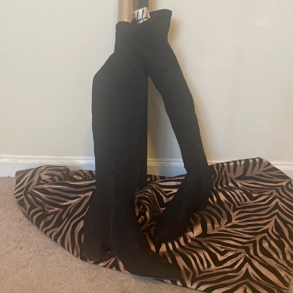 PRE-OWNED STEVE MADDEN BRINKLEY OVER THE KNEE STRETCH BOOT